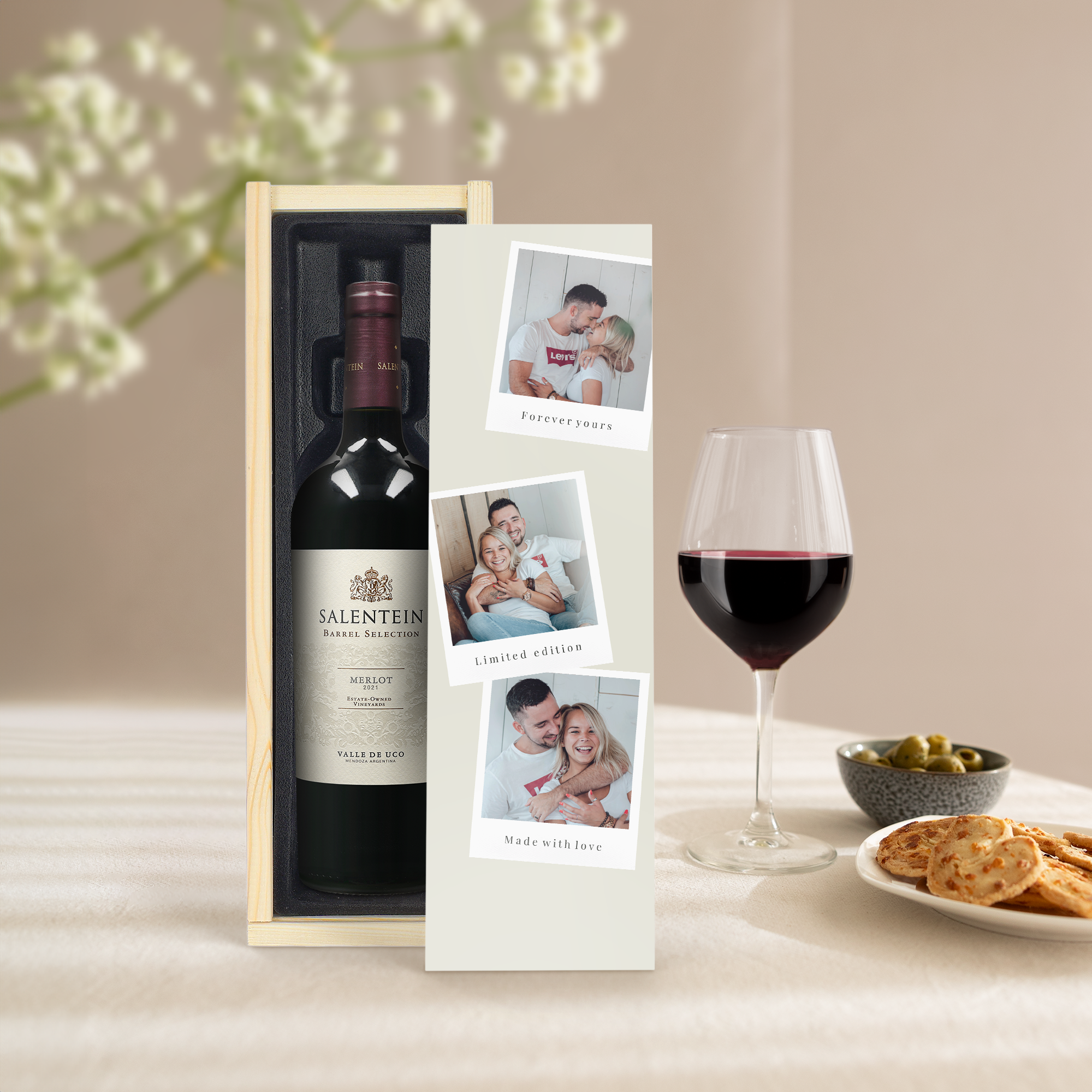 Butelka Salentein Merlot w drewnianym pudełku z nadrukowanymi zdjęciami i napisami Forever yours Limited edition Made with love
