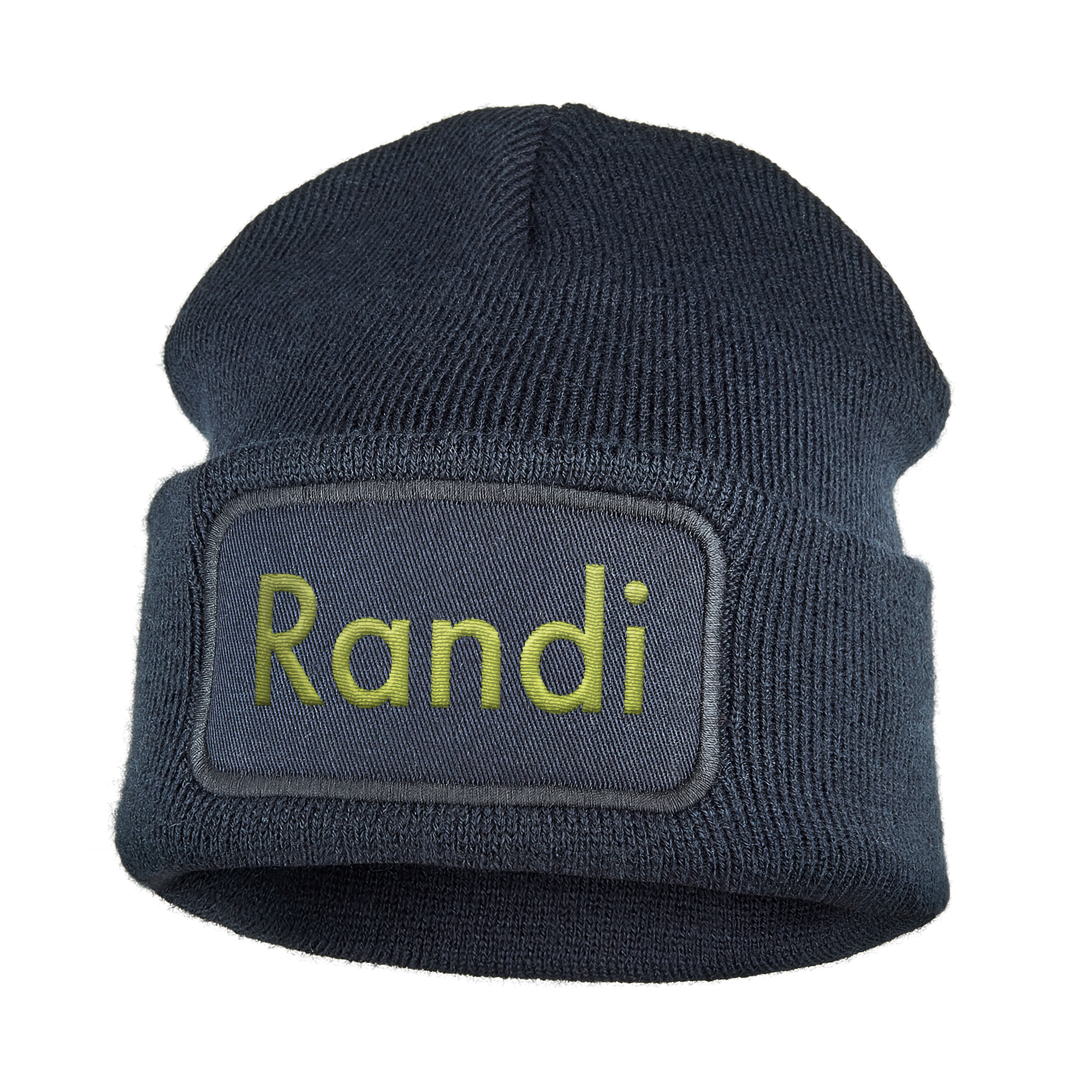 Mørkeblå beanie med "Randi" brodert i gult på en lapp, perfekt for å holde ørene varme.