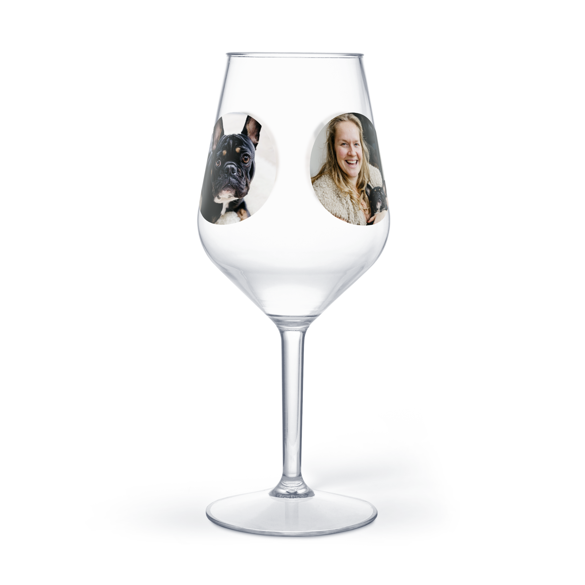 Weinglas aus Kunststoff, bedruckt mit zwei personalisierten Fotos, einem Hund und einer lachenden Frau, ideal für den Weinliebhaber.