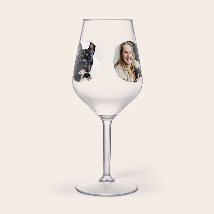 Vinglas med print - Plast Personligt plastik vinglas med foto af en kvinde og en hund trykt på glasset, til drinks i det fri