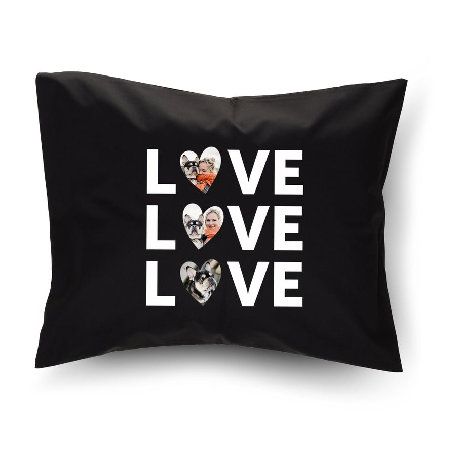 Schwarzes Kissen mit weißem LOVE-Design und drei individuellen Fotos bedruckt.