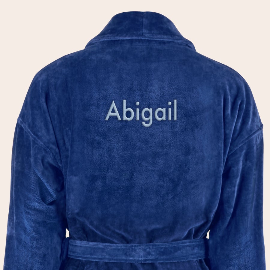 Kopalni plašč - ženske Moder ženski personaliziran kopalni plašč z izvezenim imenom Abigail na hrbtu.