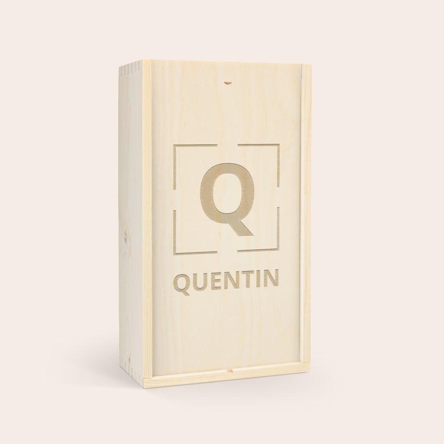 Caisse de vin personnalisée Caisse à vin de luxe personnalisée en bois clair avec linitiale Q et le nom Quentin gravés sur le couvercle