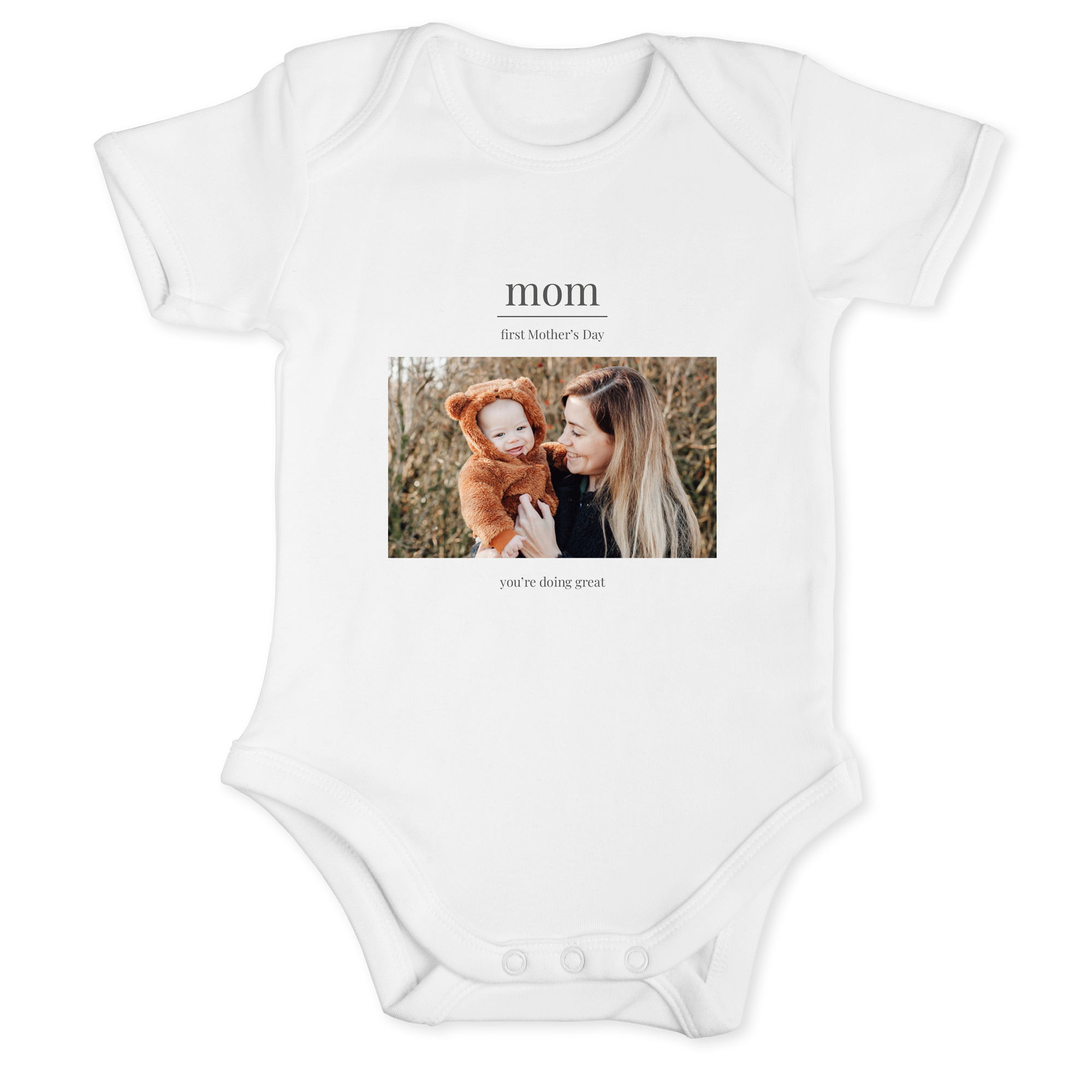 Weißer Baby Body mit personalisiertem Fotoaufdruck von Mutter und Baby, darüber der Text mom first Mother's Day, ideal zum ersten Muttertag.