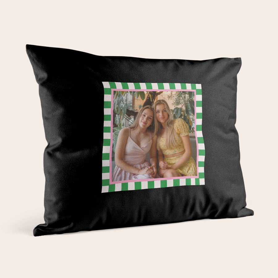 Cuscini con Foto Cuscino personalizzato nero con foto stampata di due ragazze e cornice rosa a righe verdi e bianche