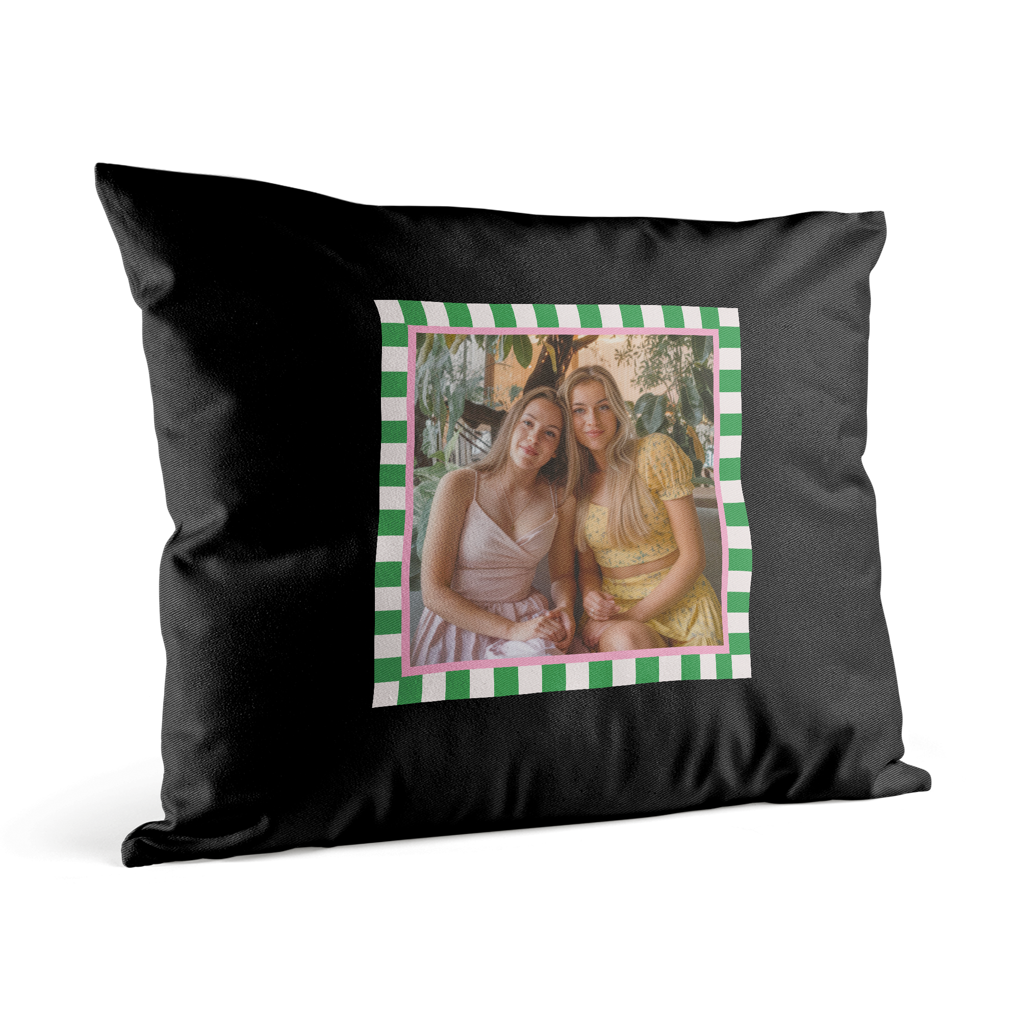 Schwarzes, personalisiertes Kissen mit Foto von zwei jungen Frauen, gedruckt auf dem super weichen Kissen mit grün-weiß gestreiftem und rosafarbenem Rahmen.