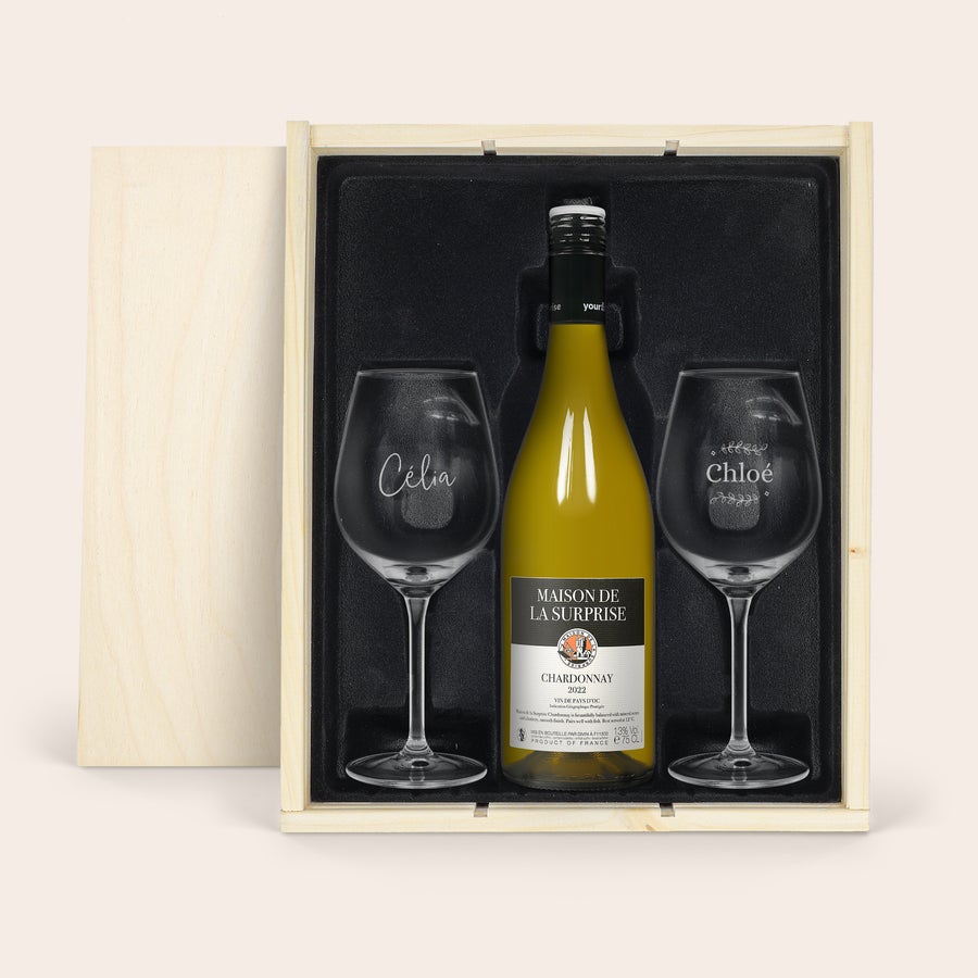 Coffret vin Maison de la Surprise Chardonnay personnalisé Coffret à vin en bois avec une bouteille de Chardonnay et deux verres gravés prénoms Celia et Chloe