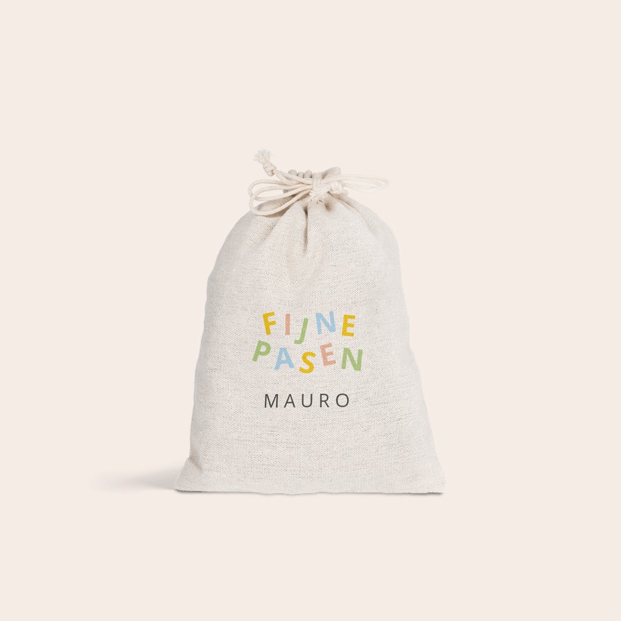 Katoenen zakje - Pasen Gepersonaliseerd katoenen zakje met “Fijne Pasen” in kleurrijke letters en de naam Mauro, bedrukt voor Pasen.