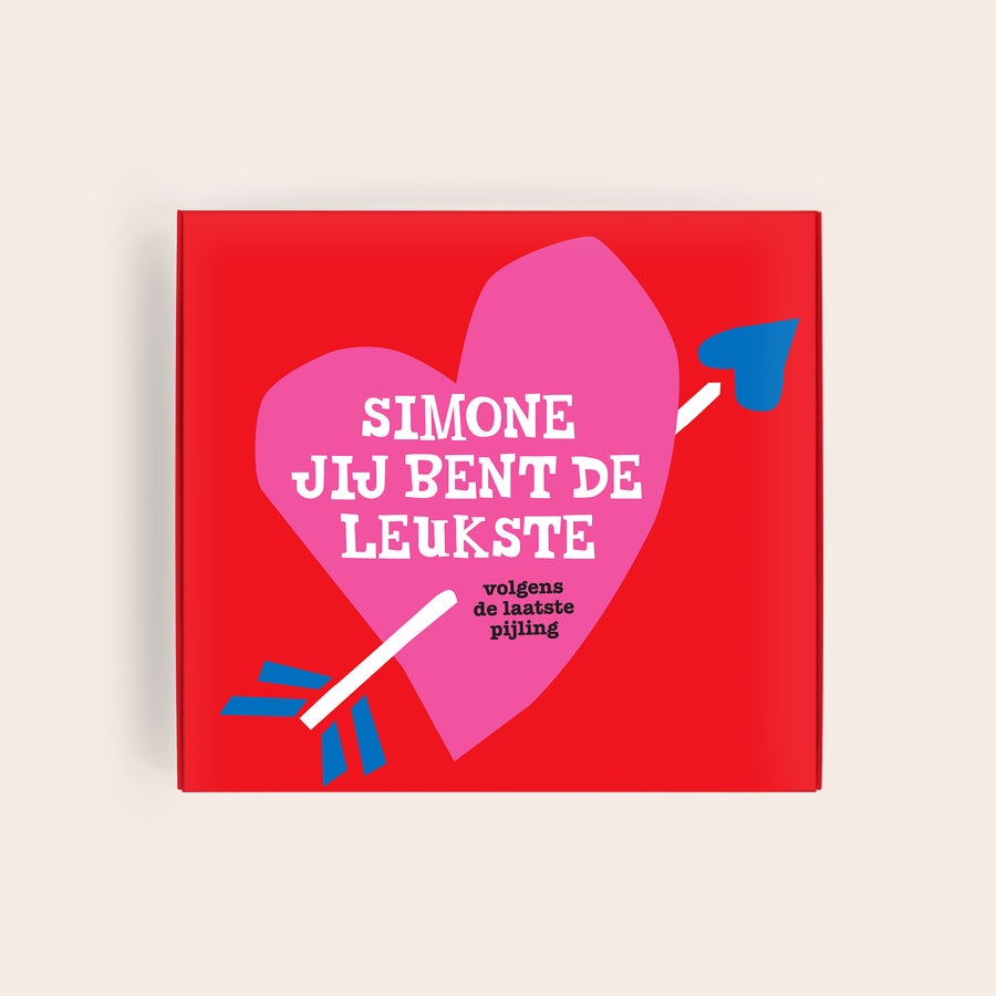 Tony's Chocolonely personaliseren Gepersonaliseerde Tony's Chocolonely Karamel-Zeezout reep in rode giftbox met roze hart met witte tekst: 'SIMONE JIJ BENT DE LEUKSTE' en een pijl, geprint met naam.