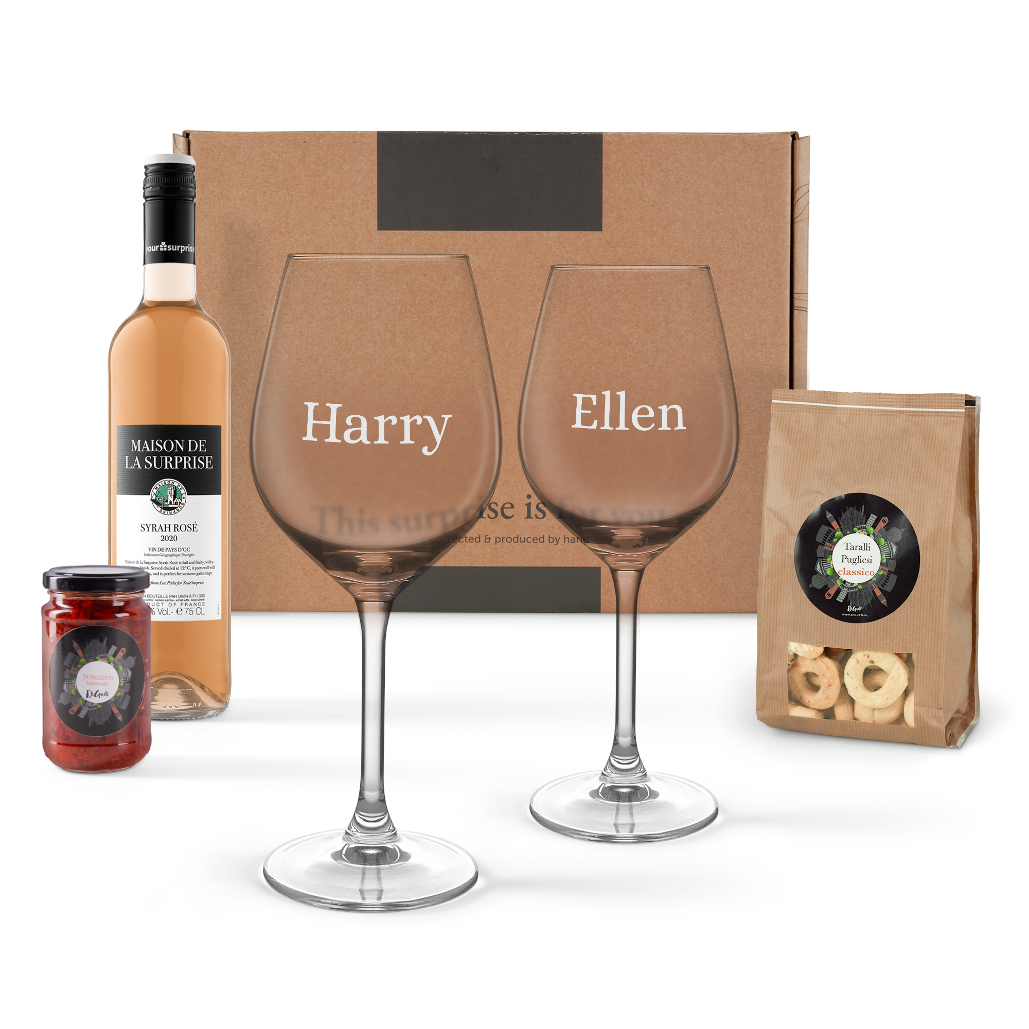 Festliga drinkar med ett vinpaket med personliga vinglas graverade med namnen Harry och Ellen samt rosétvin, tapenade och taralli i en presentförpackning