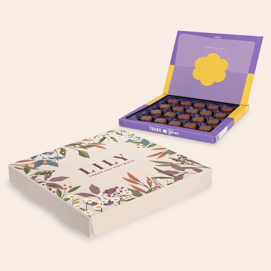 Pralinés de Milka Gracias Caja regalo personalizada de Milka con pralinés de chocolate con leche en forma de flor, con diseño de hojas y "LILY THANK YOU VERY MUCH" impreso en la tapa.