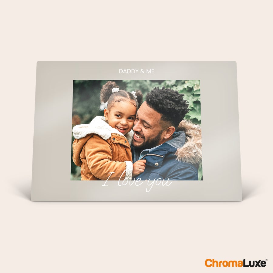 Aluminium fotoramme ChromaLuxe aluminium fotoramme med trykt bilde av far og datter, inkludert teksten "DADDY & ME" og "I love you".