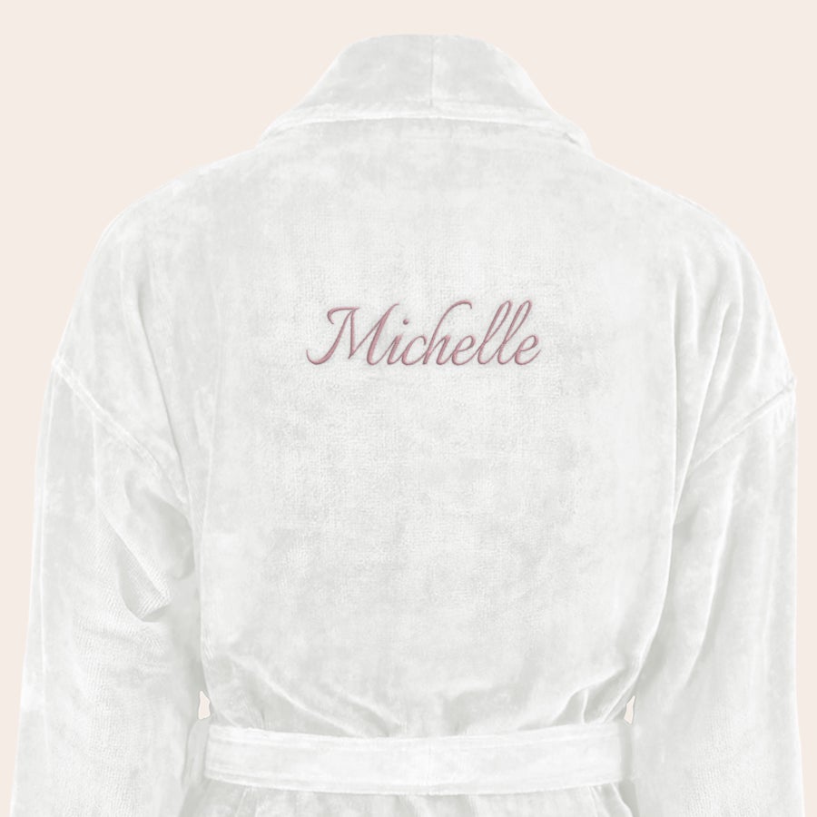 Dame Badekåbe med navn Hvid luksus morgenkåbe til damer med broderet "Michelle" på ryggen, en personlig luksus morgenkåbe til damer.