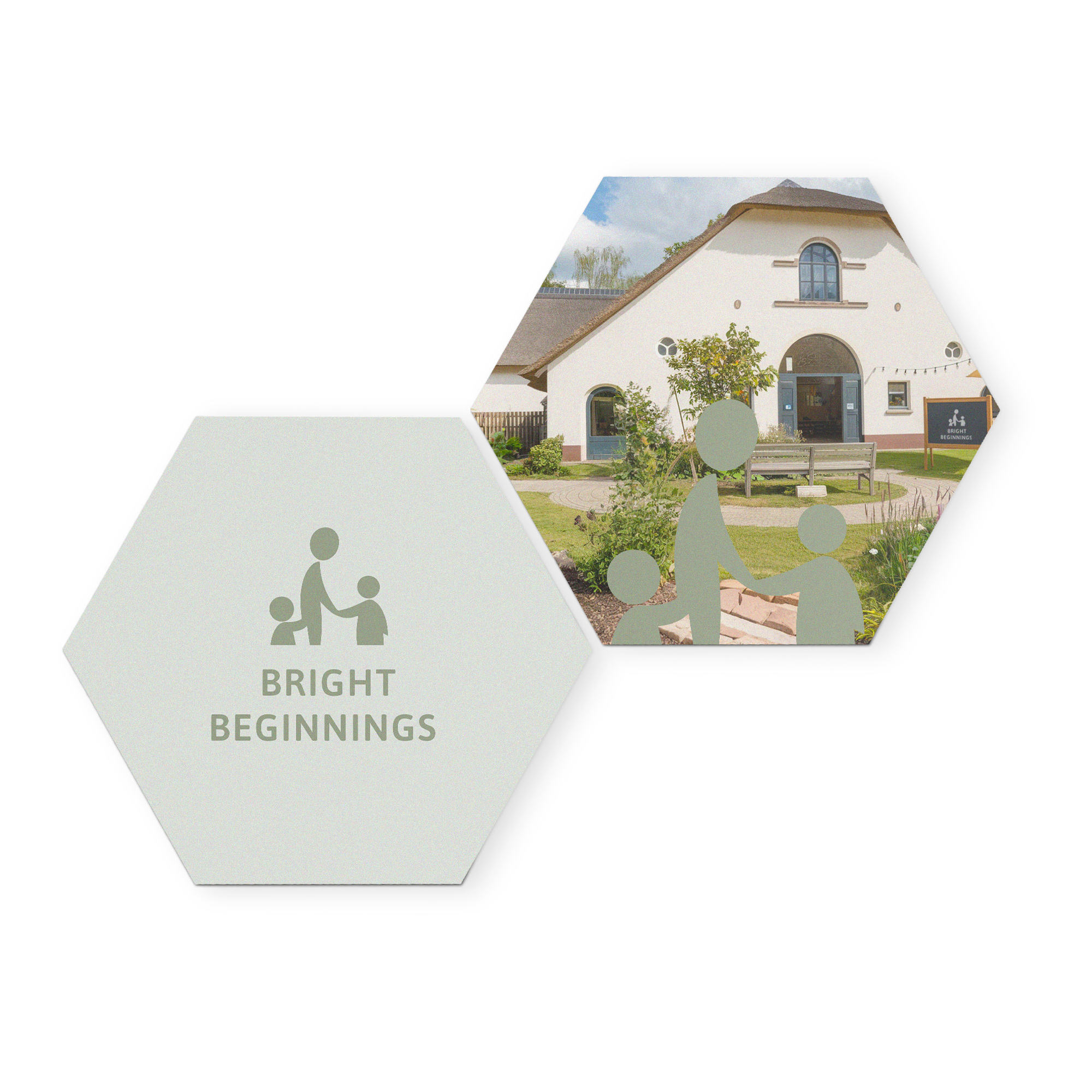 Zeshoekige forex fototegel met geprinte afbeelding van een huis en twee kindersilhouetten, en een met de tekst Bright Beginnings. Hang een herinnering aan de muur met een forex fototegel