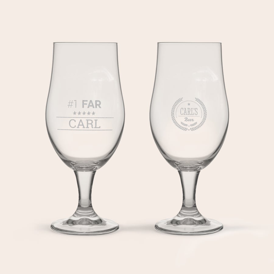 Hjemmebryg tønde med 2 glas med indgravering To indgraverede ølglas til hjemmebrygning. Det ene med teksten #1 FAR CARL og det andet med CARL'S Beer.