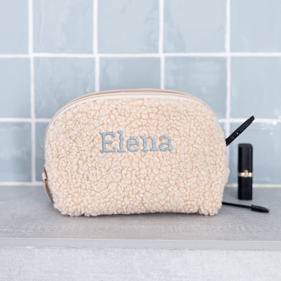 Nécessaire de pelúcia personalizada - Camel Bolsa de higiene de pelúcia macia cor creme, bordada com o nome Elena em azul. Surpreenda seus entes queridos.