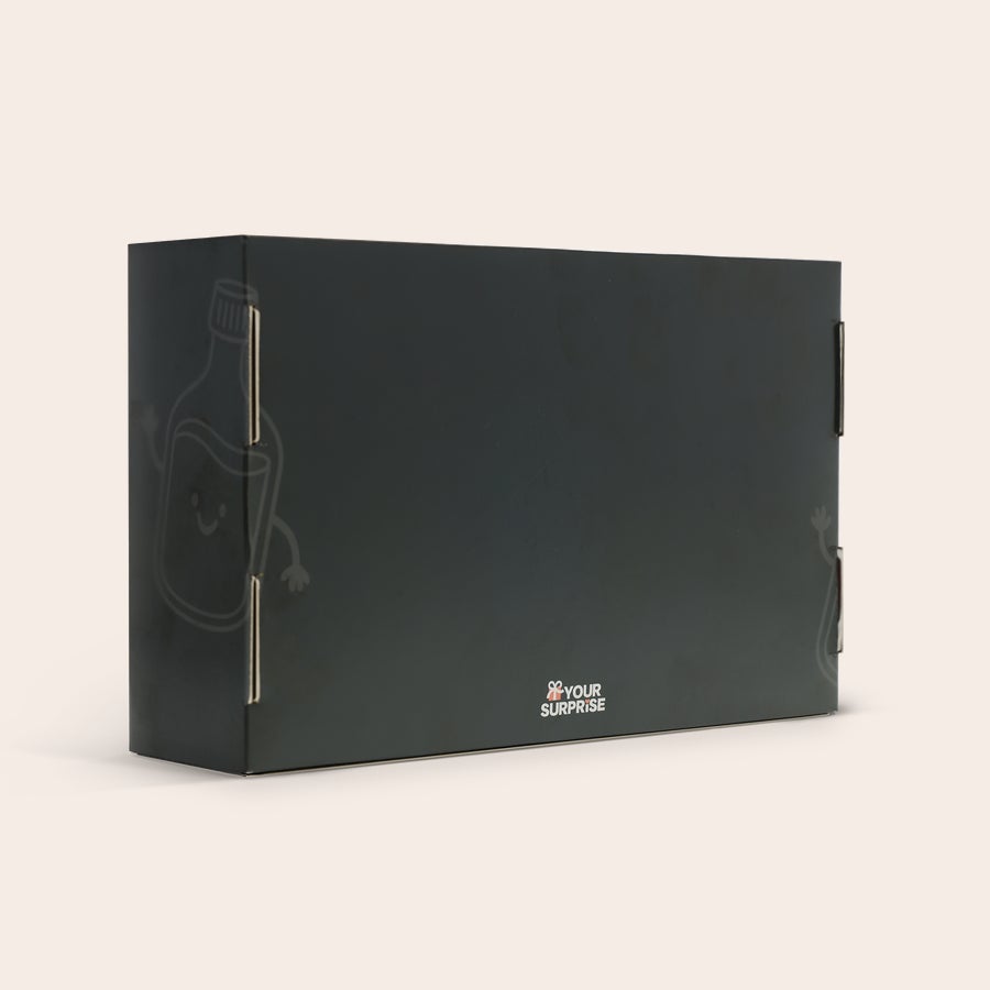 Mini cata de alcohol: vodka, ron y whisky Caja cerrada de regalo en tono gris oscuro, con el contorno de una botella en el lateral, para el set de cata de alcohol en miniatura personalizado.