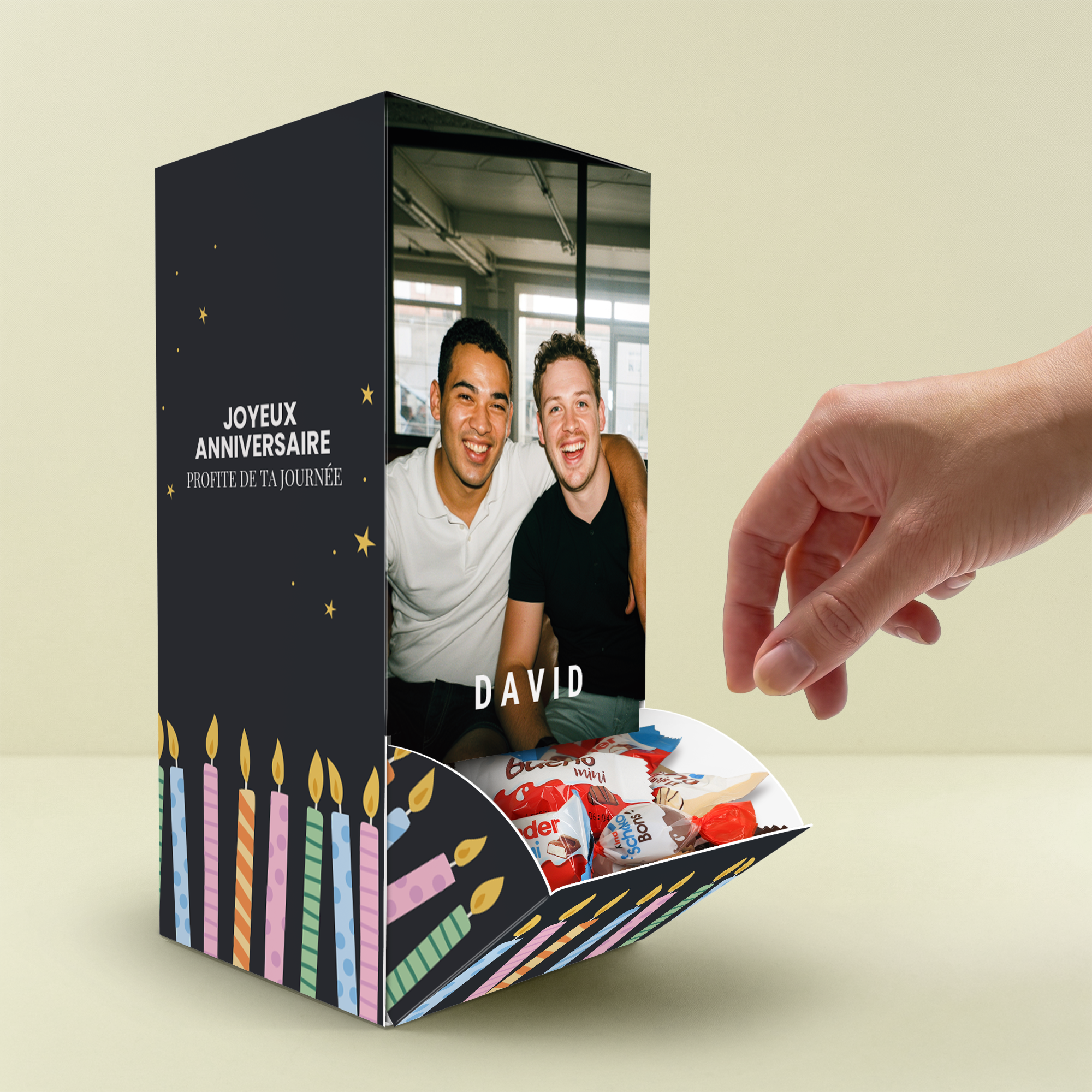 Distributeur personnalisé avec Kinder Happy Moments imprimé avec une photo de deux hommes et le texte Joyeux Anniversaire David