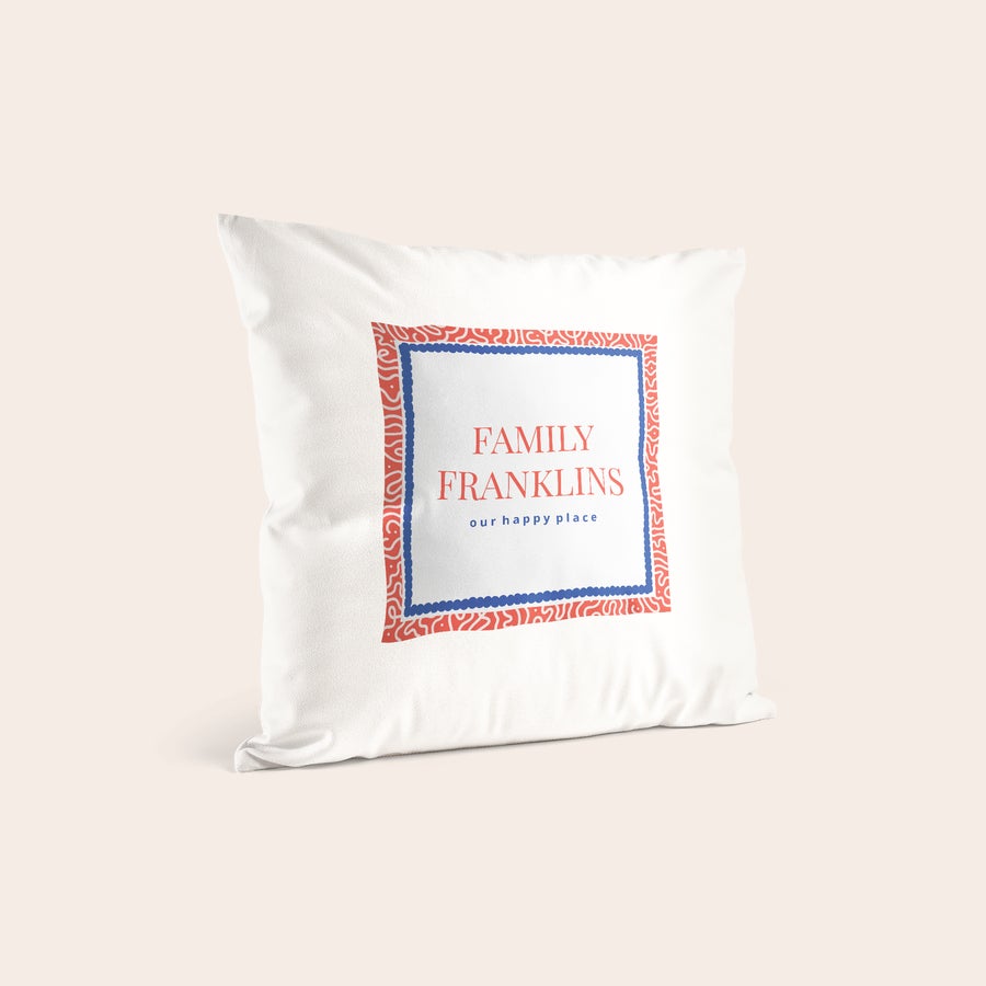 Cuscini con Foto Cuscino personalizzato bianco con scritta Family Franklins e bordo geometrico rosso e blu, stampato con un messaggio