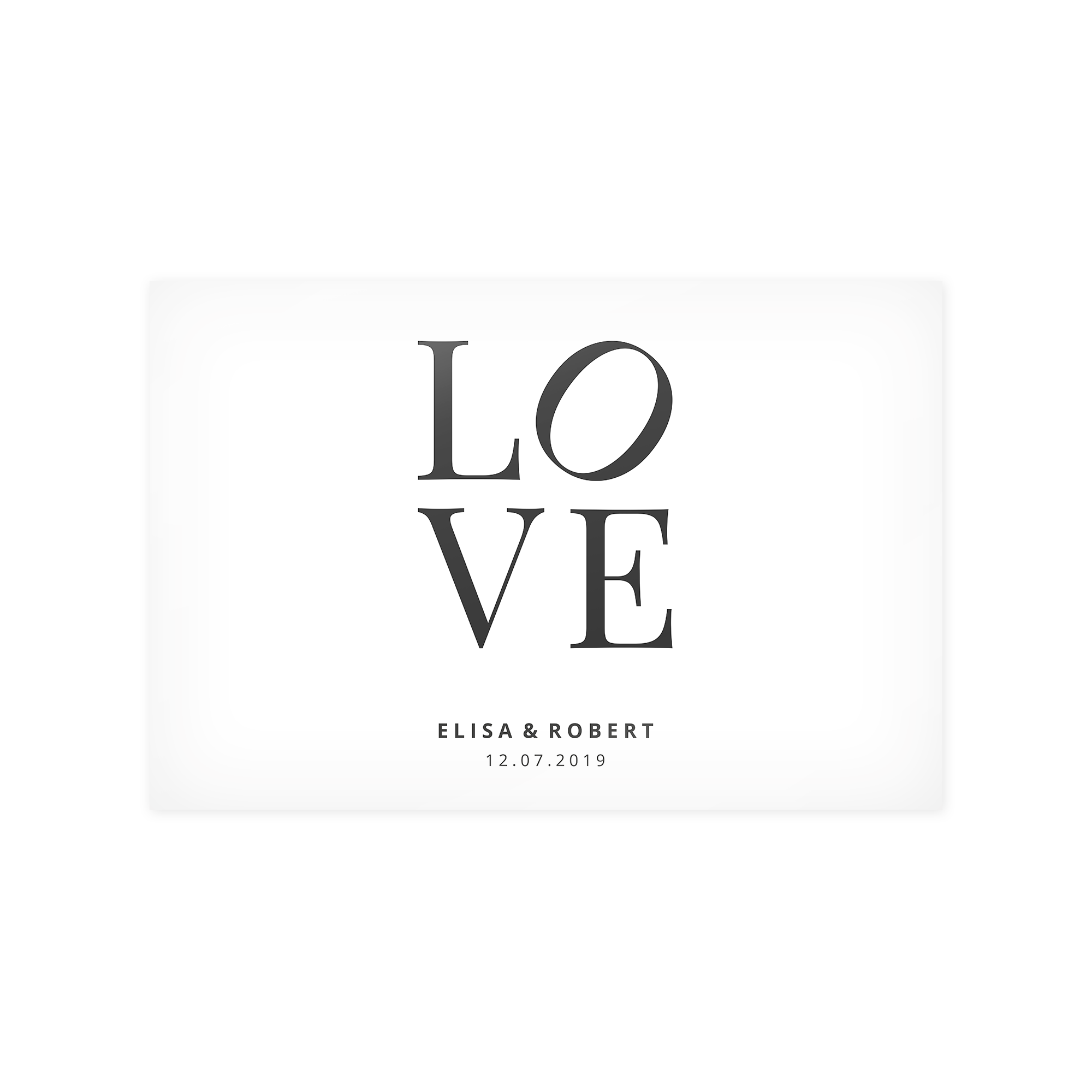 Witte poster met 'LOVE' in zwarte letters, gepersonaliseerd met namen 'ELISA & ROBERT' en de datum '12.07.2019'.