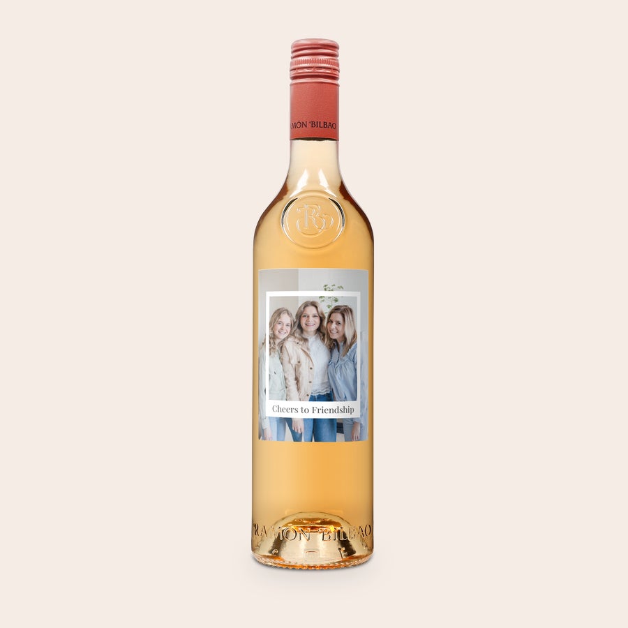 Ramon Bilbao Rosado - Etiqueta personalizada Vino tinto Ramón Bilbao Rosado con etiqueta personalizada con foto de tres mujeres y texto Cheers to Friendship.