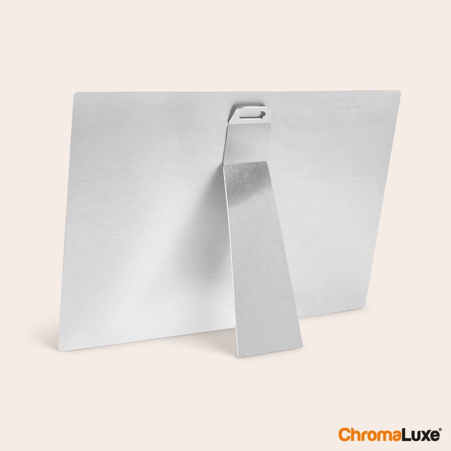 Cadre photo aluminium Dos d'un cadre photo ChromaLuxe personnalisé en aluminium avec pied et accroche murale