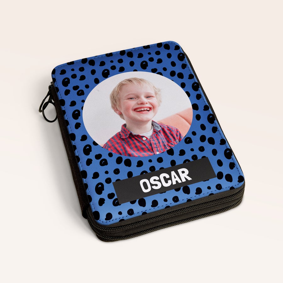 Personligt tegnesæt Blå personlig tegnesæt med prikker, et trykt foto af en glad dreng og navnet Oscar.