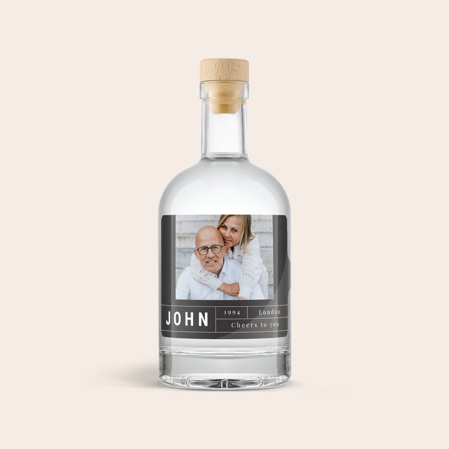 Gin personalizat - YourSurprise Sticlă de gin cu etichetă personalizată imprimată cu o fotografie de cuplu, numele JOHN, 1994, London, Cheers to you