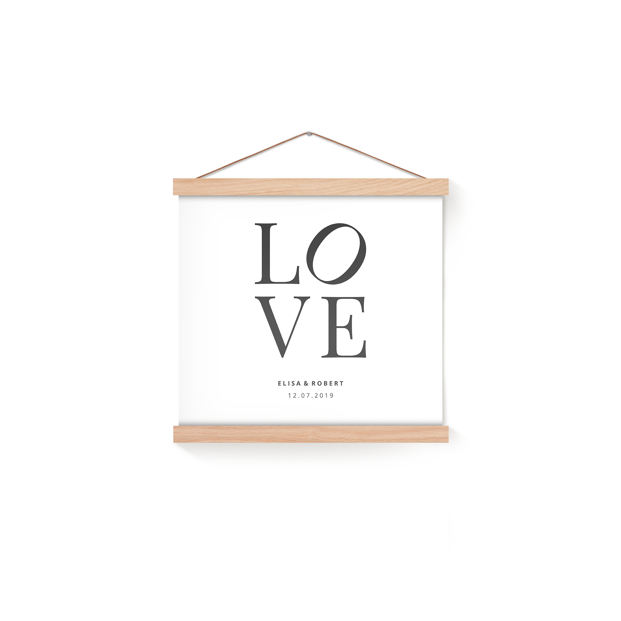Gepersonaliseerde poster met magnetische posterhanger, bedrukt met de tekst 'LOVE', en namen 'Elisa & Robert' en datum '12.07.2019'.