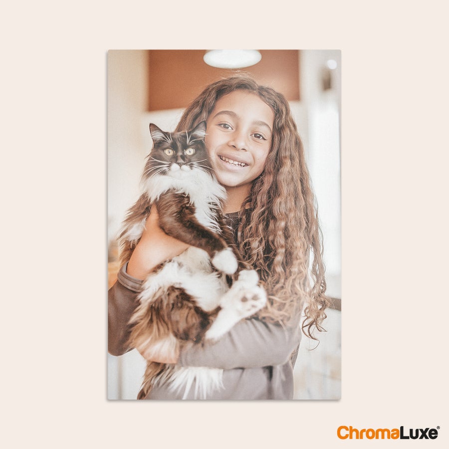 Foto afdrukken op aluminium ChromaLuxe aluminium fotopaneel met eigen foto van een meisje dat een kat vasthoudt