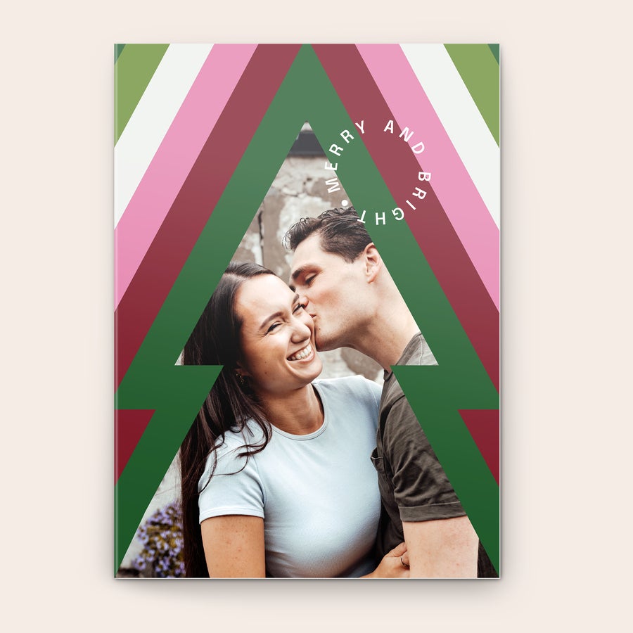 Felicitare personalizată - Crăciun - XL - Vertical Felicitare personalizată cu fotografie imprimată, cu un cuplu zâmbitor într-o formă de brad, pe fundal cu dungi colorate și text Merry and Bright, pentru a sărbători o aniversare.