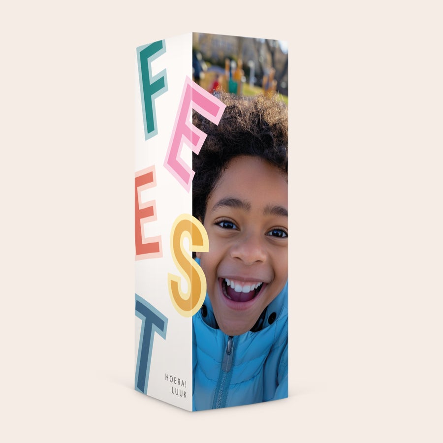 Snoeppakket met naam en foto Gepersonaliseerd snoeppakket met zure matten bedrukt met lachend kind, Hoera Luuk en kleurrijke letters FEST