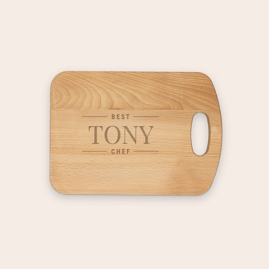 Planche à découper en bois personnalisée Planche à découper en bois personnalisée avec le texte gravé "BEST TONY CHEF" et une poignée.
