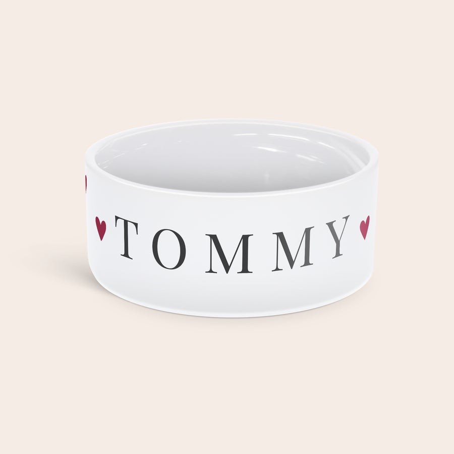 Voerbak keramiek bedrukken Witte keramische voerbak gepersonaliseerd met de naam Tommy en rode hartjes, ideaal voor een gepersonaliseerde voerbak.