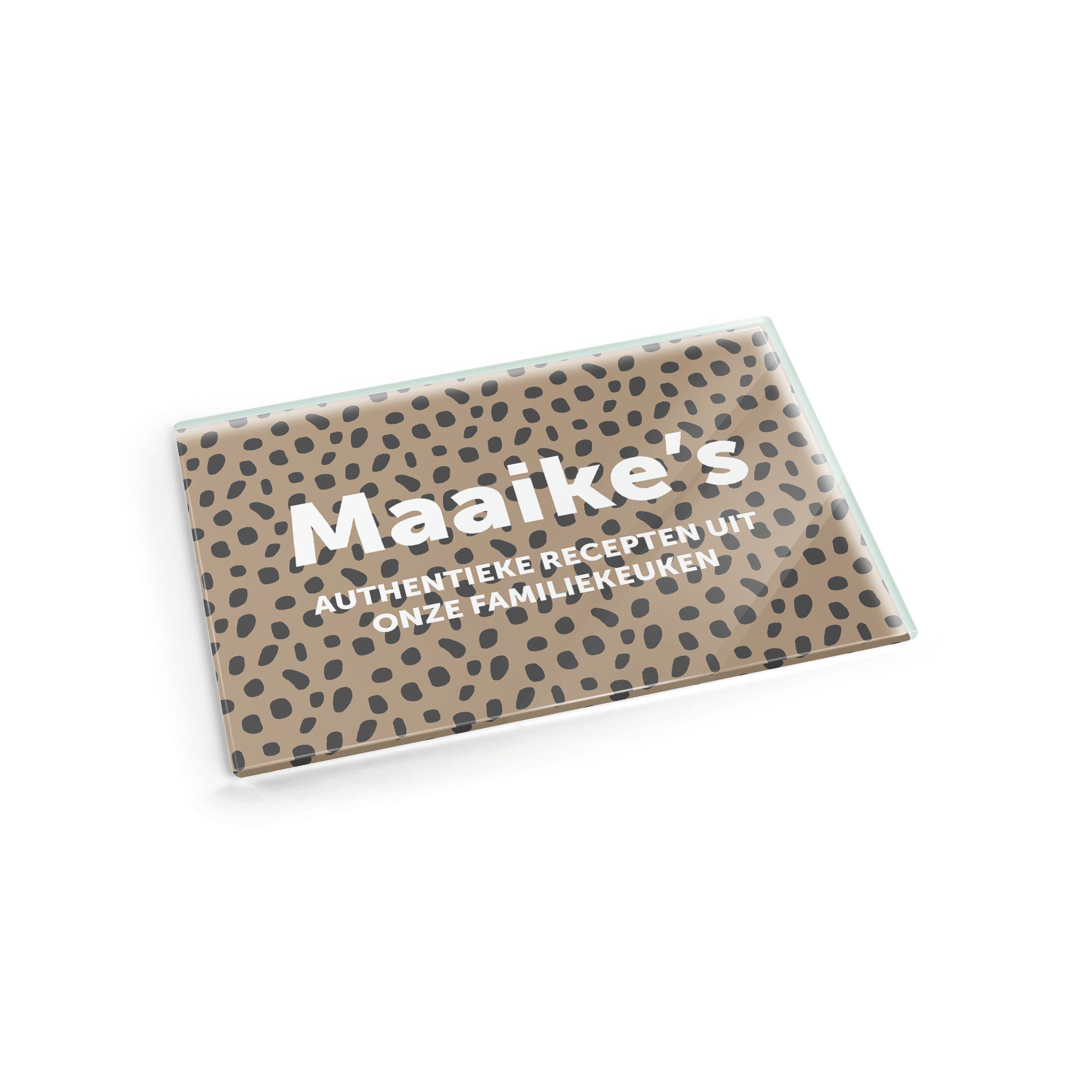 Glazen snijplank bedrukt met luipaardprint, naam Maaike en de tekst Authentieke recepten uit onze familiekeuken.