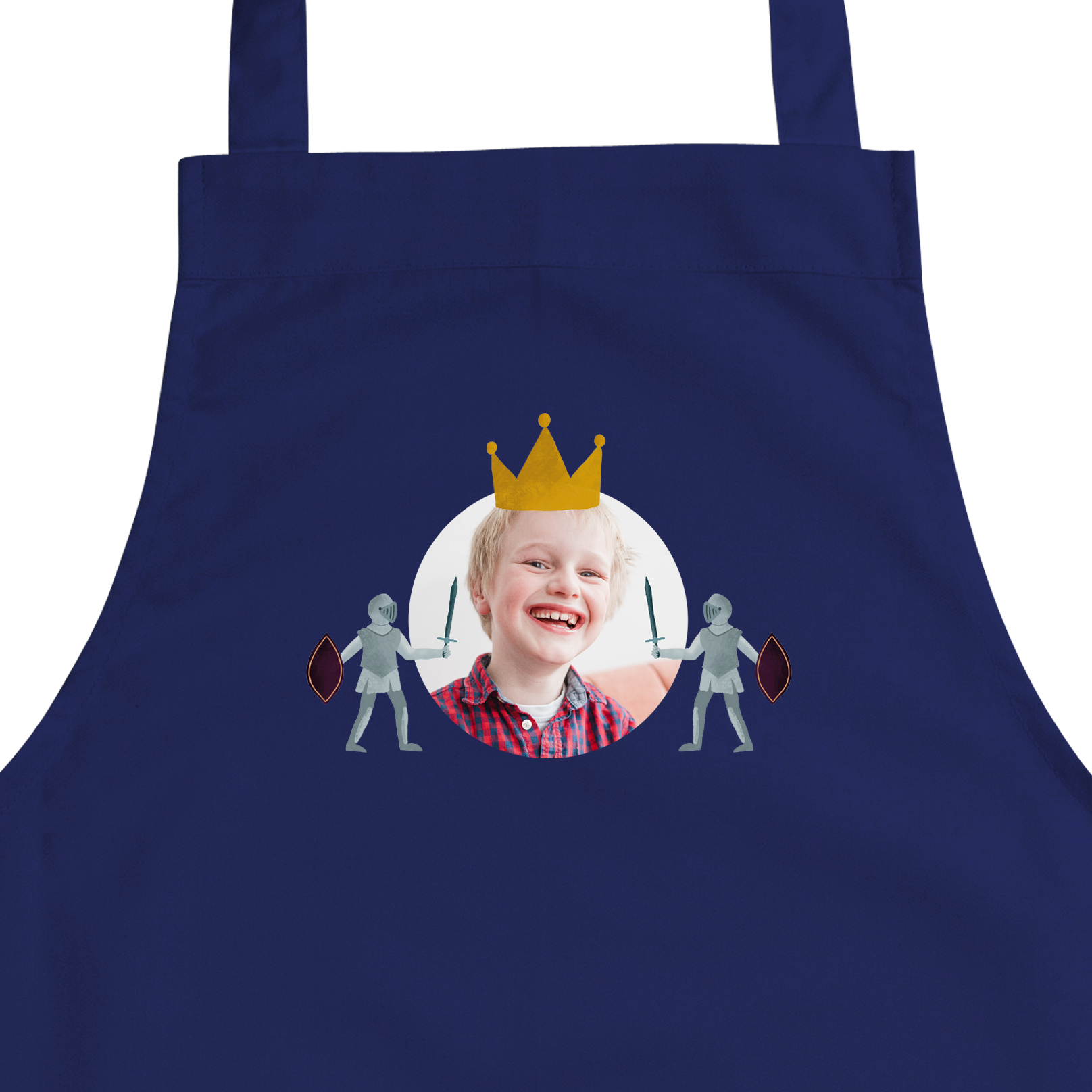 Donkerblauw kinderschort bedrukt met een vrolijke foto, kroon en ridders, voor de kleinste chef