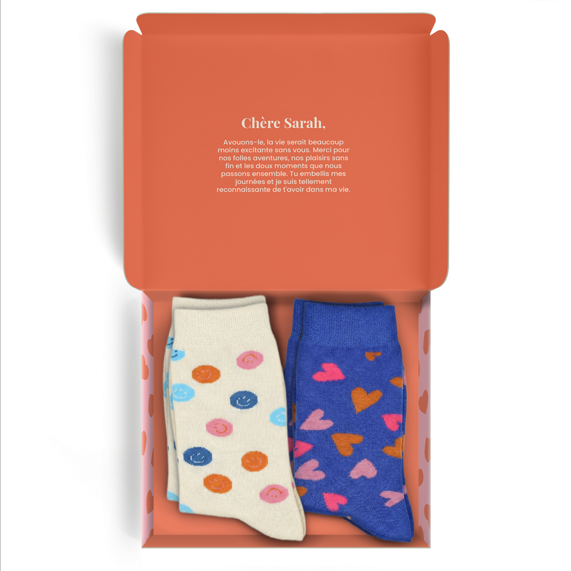 Coffret cadeau de chaussettes personnalisé – 2 paires de chaussettes – 35/38 avec motifs cœurs et smileys, un message imprimé "Chère Sarah" sur le couvercle