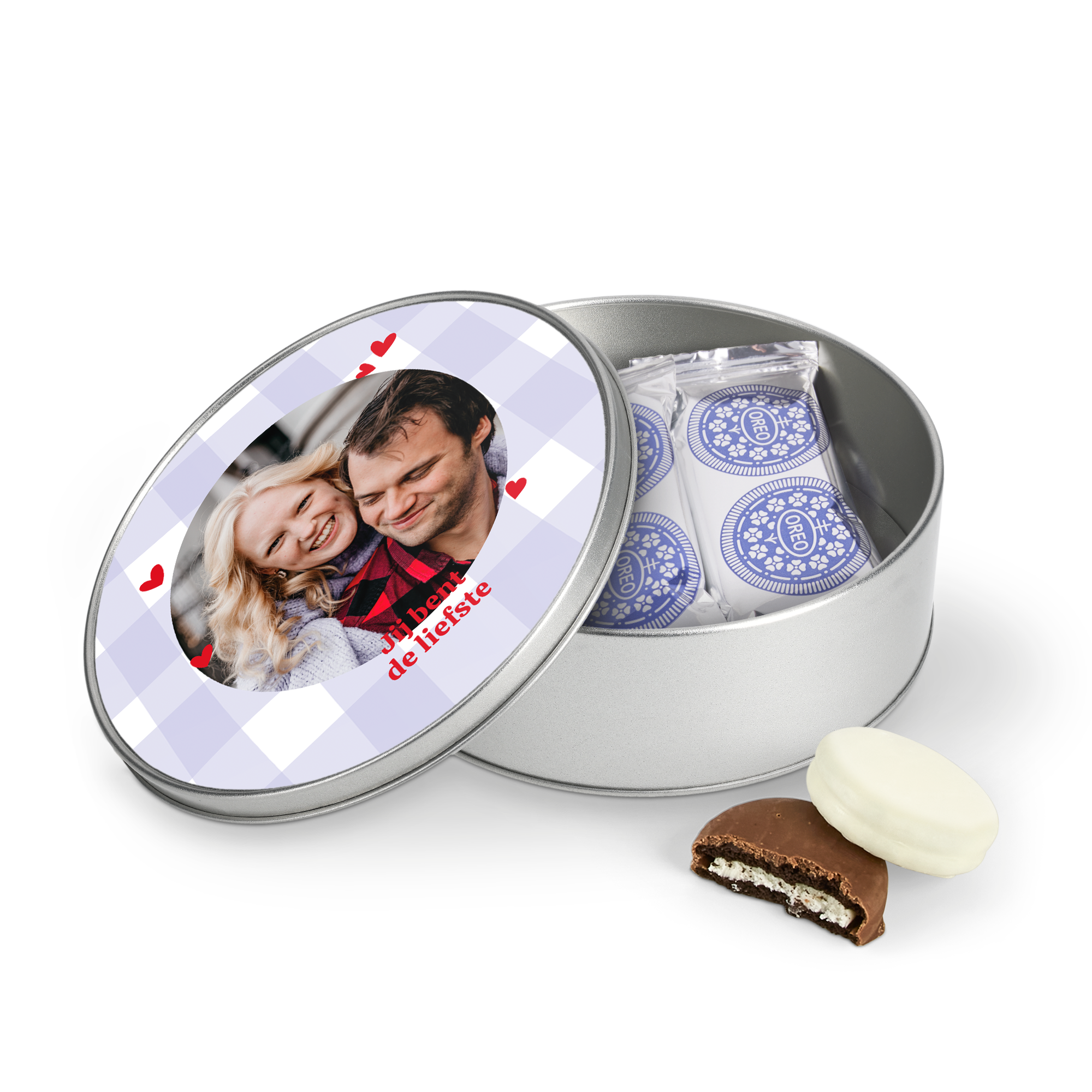 Rond koekblik gevuld met Oreo, bedrukt met een foto van een stel en de tekst "Jij bent de liefste".