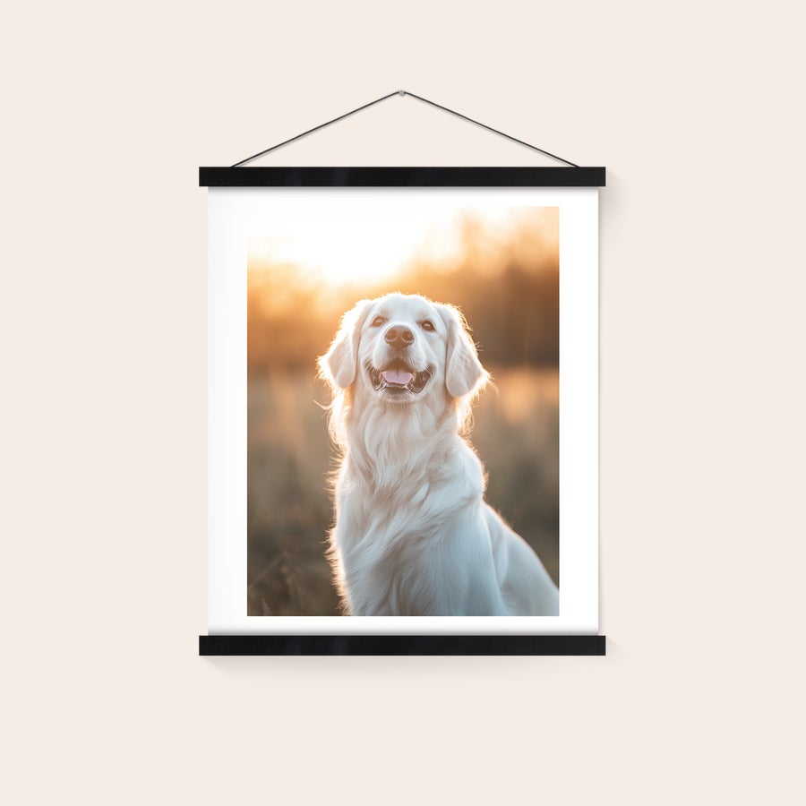 Poster personalizat cu agățător Agățați cel mai frumos moment foto pe perete cu un poster personalizat imprimat cu un cățeluș Golden Retriever, având un umeraș magnetic din lemn.