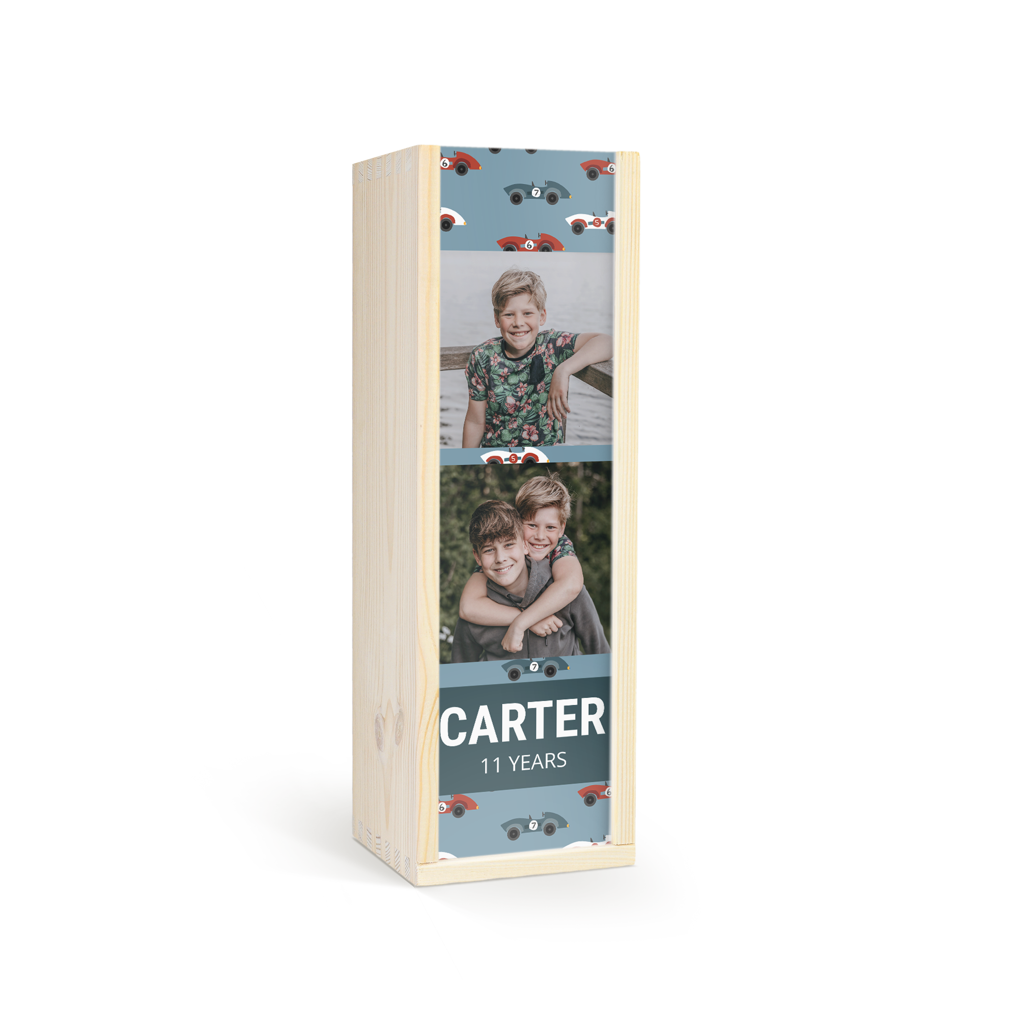 Caja de madera con fotos impresas a color, nombre Carter y edad 11 years. Incluye diseño de coches de carrera para champán sin alcohol personalizado.