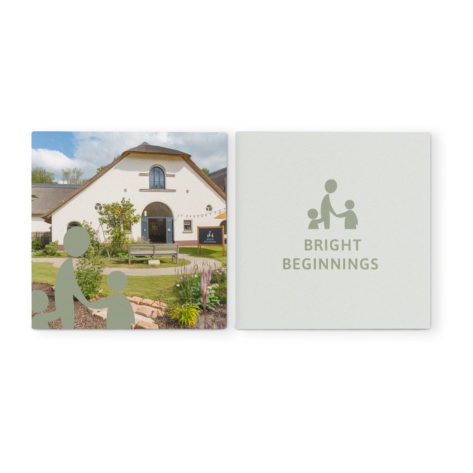 Dos paneles de forex personalizados, uno con una casa en jardín y otro con el texto Bright Beginnings.