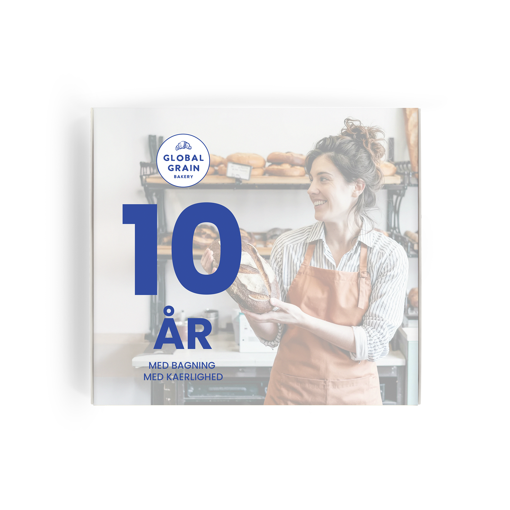 Personaliseret gaveæske med sokker – 2 par sokker – 43/46. Blå gaveæske med logo, en smilende bager og teksten 10 ÅR med bagning med kærlighed.