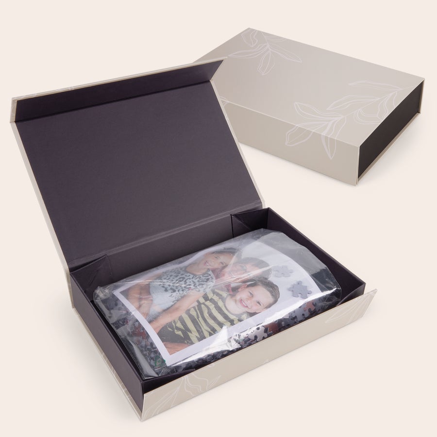 Puzzle personalizado - Día de la Madre Caja abierta con un puzzle original personalizado con una foto familiar, ideal para el Día de la Madre.