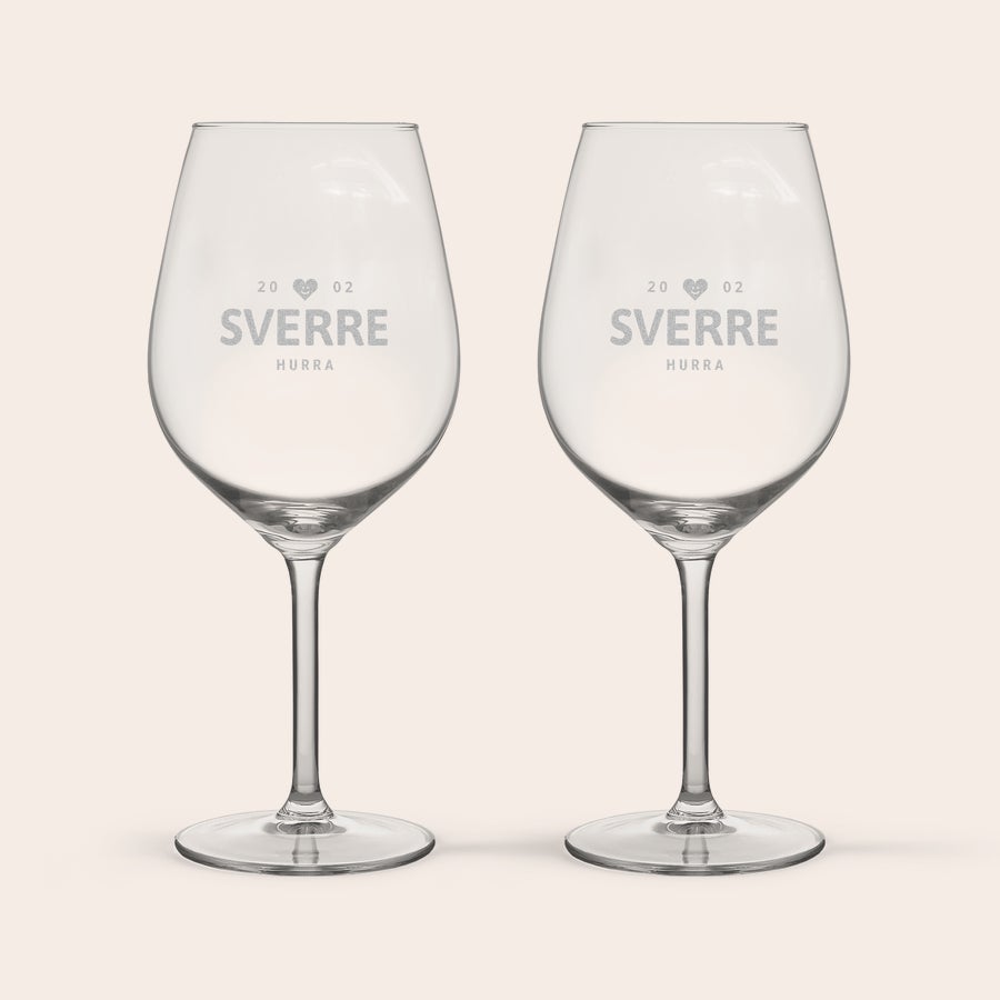 Rødvinsglass To graverte rødvinsglass med navn Sverre, dato 20-02 og teksten Hurra, perfekt til jubileumet.