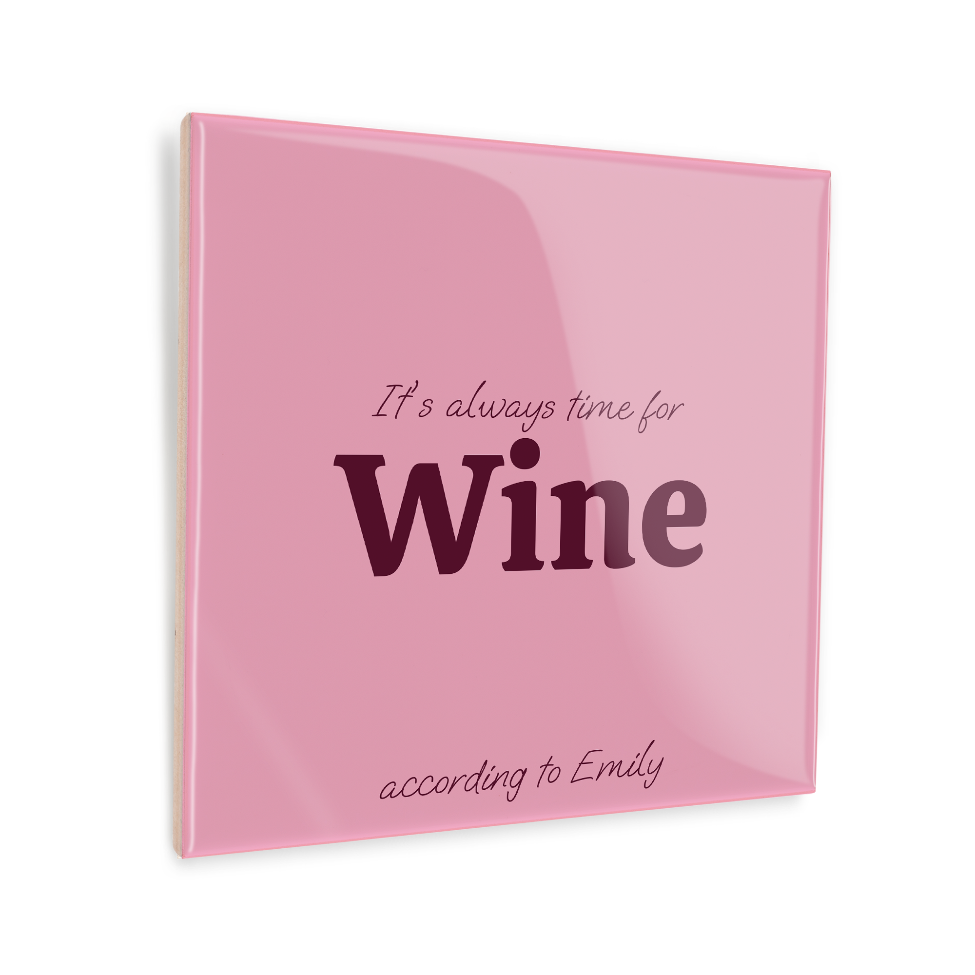 Vaaleanpunainen keraaminen laatta tekstillä "It's always time for Wine according to Emily", suunnittele henkilökohtainen laatta omalla kuvallasi ja sananlaskullasi