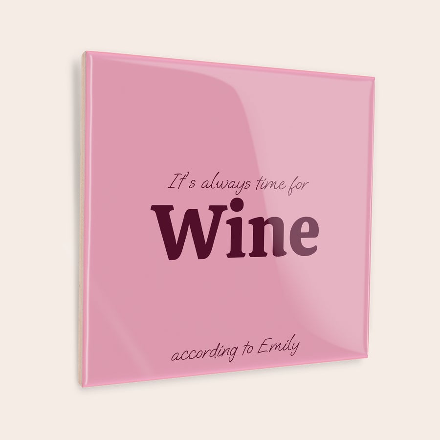 Piastrella tradizionale Piastrella in ceramica rosa personalizzata con proverbio "It's always time for Wine according to Emily" stampato