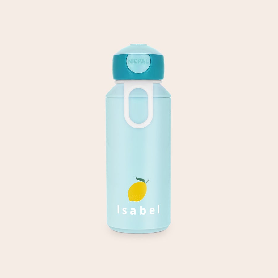 Mepal - botella de agua personalizada con tapón a presión Botella Mepal azul personalizada con un limón amarillo y el nombre Isabel impreso en su superficie.