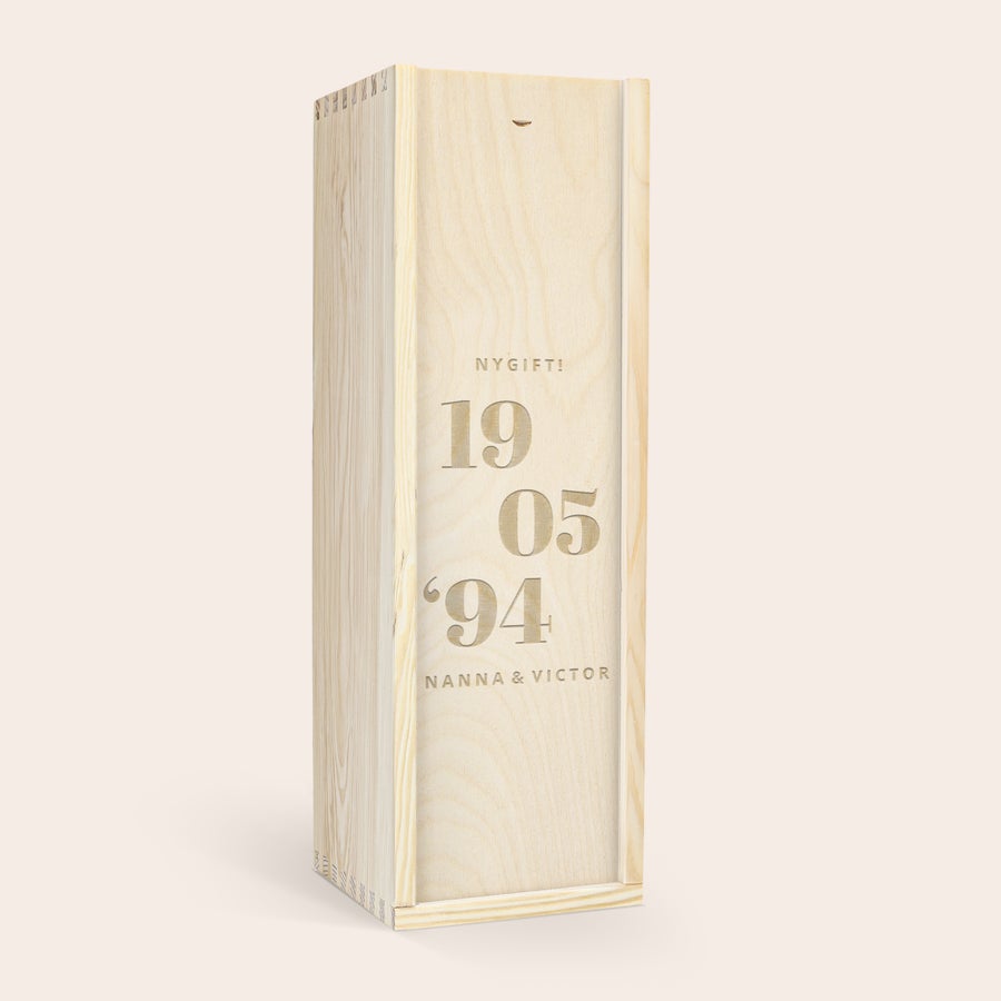 Amaretto Disaronno i personlig trækasse - Likør Amaretto Disaronno i indgraveret trææske med NYGIFT! 19 05 94 og navnene Nanna & Victor