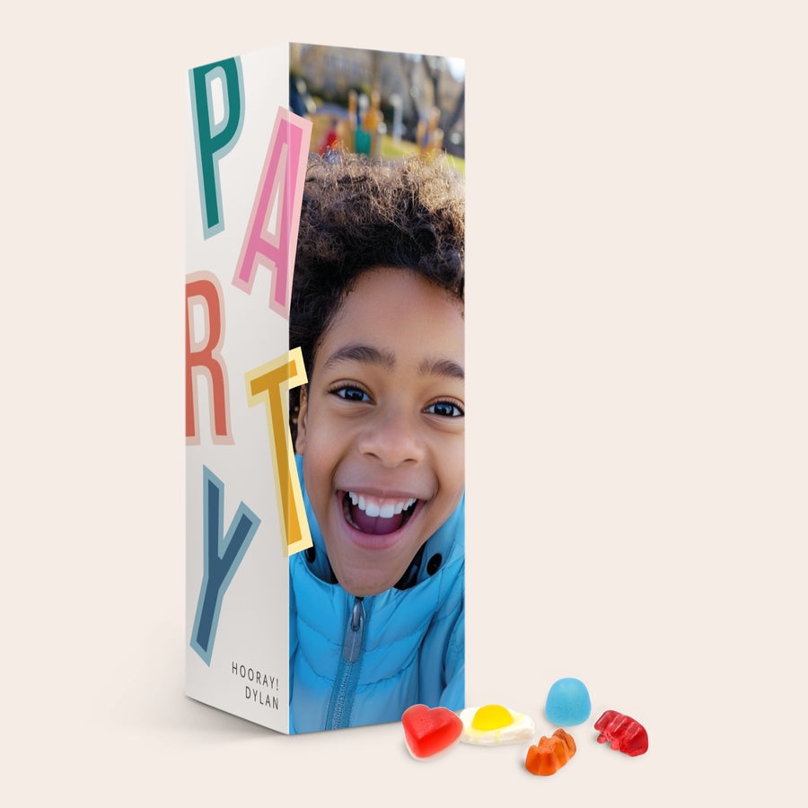 Henkilökohtainen Haribo makeisten lahjapakkaus Henkilökohtainen Haribo-makeisten lahjapakkaus iloisen lapsen kuvalla ja "PARTY" tekstillä, painettu nimellä Dylan