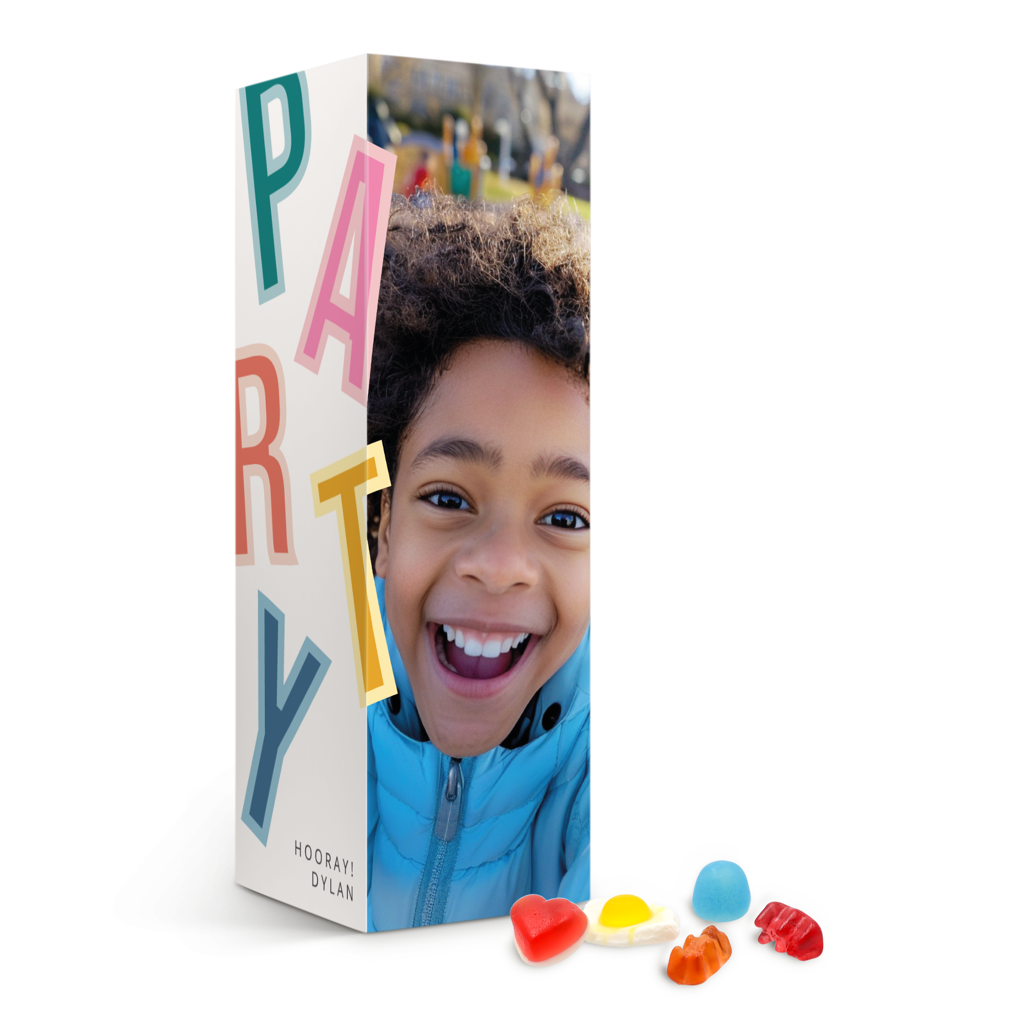 Personlig Haribo søtsaker gaveeske med trykt bilde av et smilende barn, teksten "HOORAY! DYLAN", og diverse Haribo-godteri.
